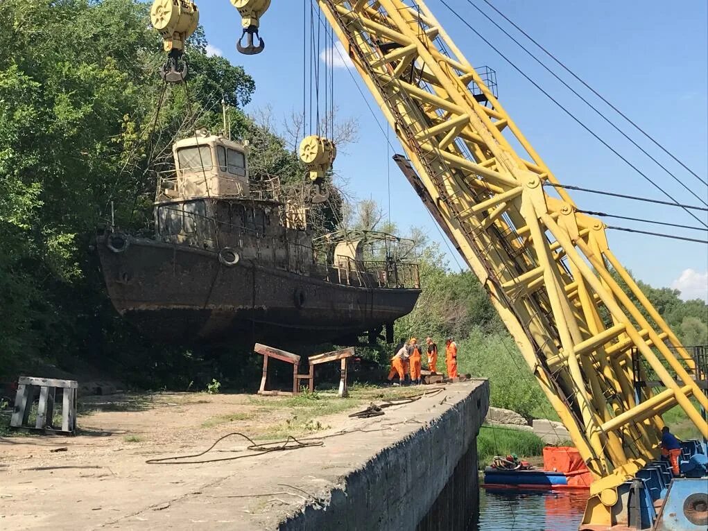 Повышенные со. Судно Волгоград. Извлечение затонувших судов Волги. Теплоход РБТ. Корабль на набережной Волгоград.