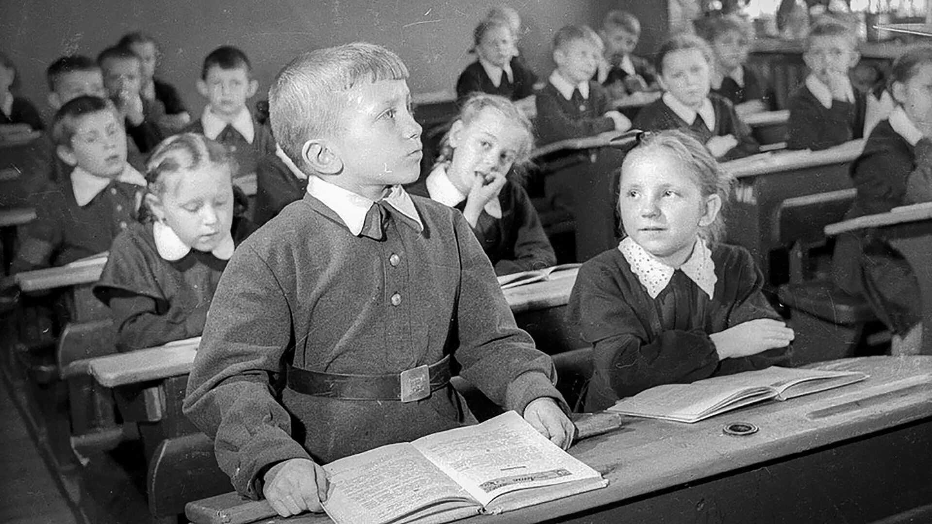 Школа 1949 год. СССР школа 40х. Ученики Советской школы. Урок в Советской школе. Советские дети в школе.