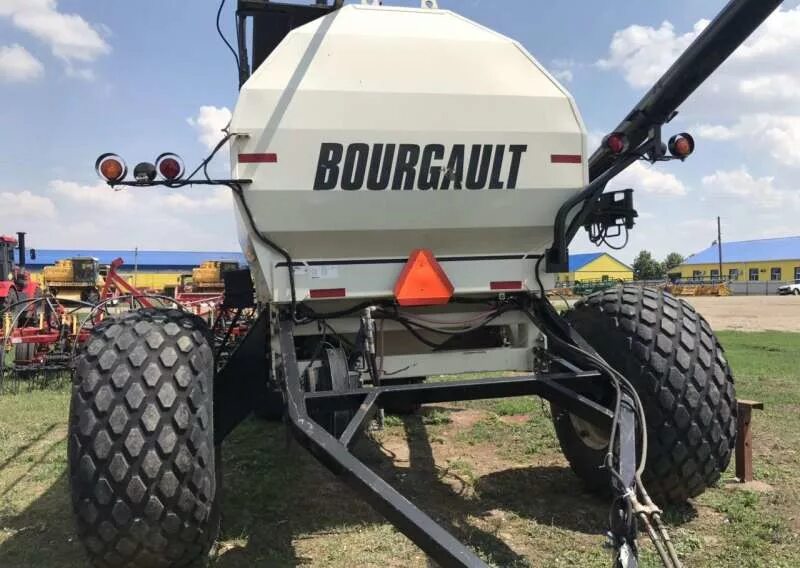 Борго 2 й полевой. Bourgault 8810. bourgault 8810 сеялка. bourgault 8810-35. борго 8810 посевной комплекс.