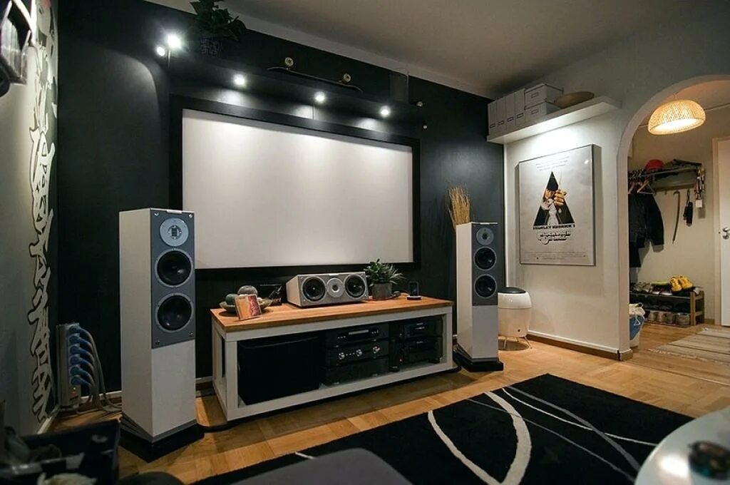 Какой домашний кинотеатр. Колонка Digital Home Theater. Cameron Audio System домашний кинотеатр. Колонки в интерьере гостиной. Аудиосистема в комнате.