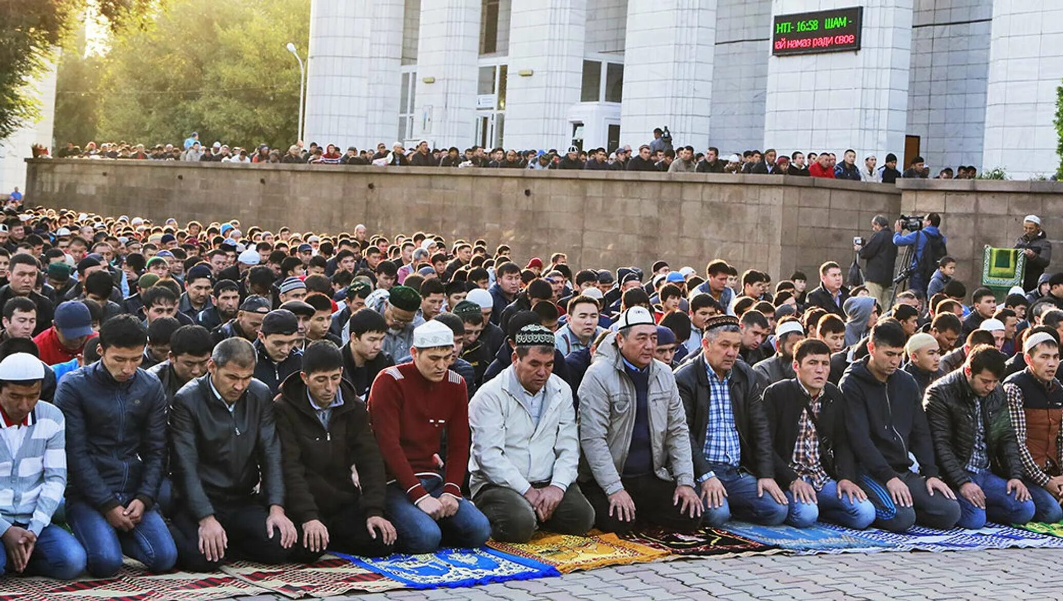 Какие мусульмане в казахстане. Мусульмане Казахстана. Казахи мусульмане. Казахи в мечети.