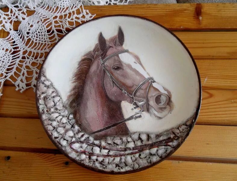 Тарелка лошадь. Декоративные тарелки в интерьере. Тарелка с лошадью. Тарелки на стену с животными. Тарелка декоративная стихия.