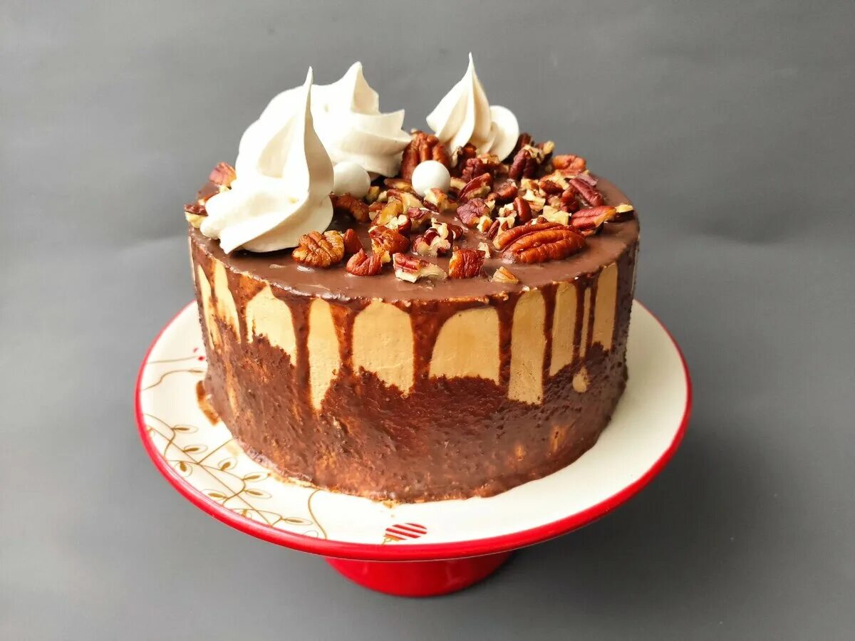 крем для украшения тортов со сгущенкой. украшение торта со сгущенкой. крем для украшения тортов со сгущенкой. торт с вареной сгущенкой. масляный крем со сгущенкой для украшения.