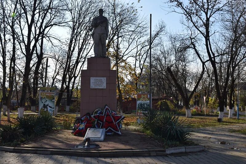 Вечный огонь в пгт Черноморский Северского р-на Краснодарского края. Вечный огонь станица Северская Краснодарский край. Пгт Черноморский Краснодарского края. Вечный огонь. Памятники в пгт. Черноморский Северский район Краснодарский край. Октябрьский северского района краснодарского края