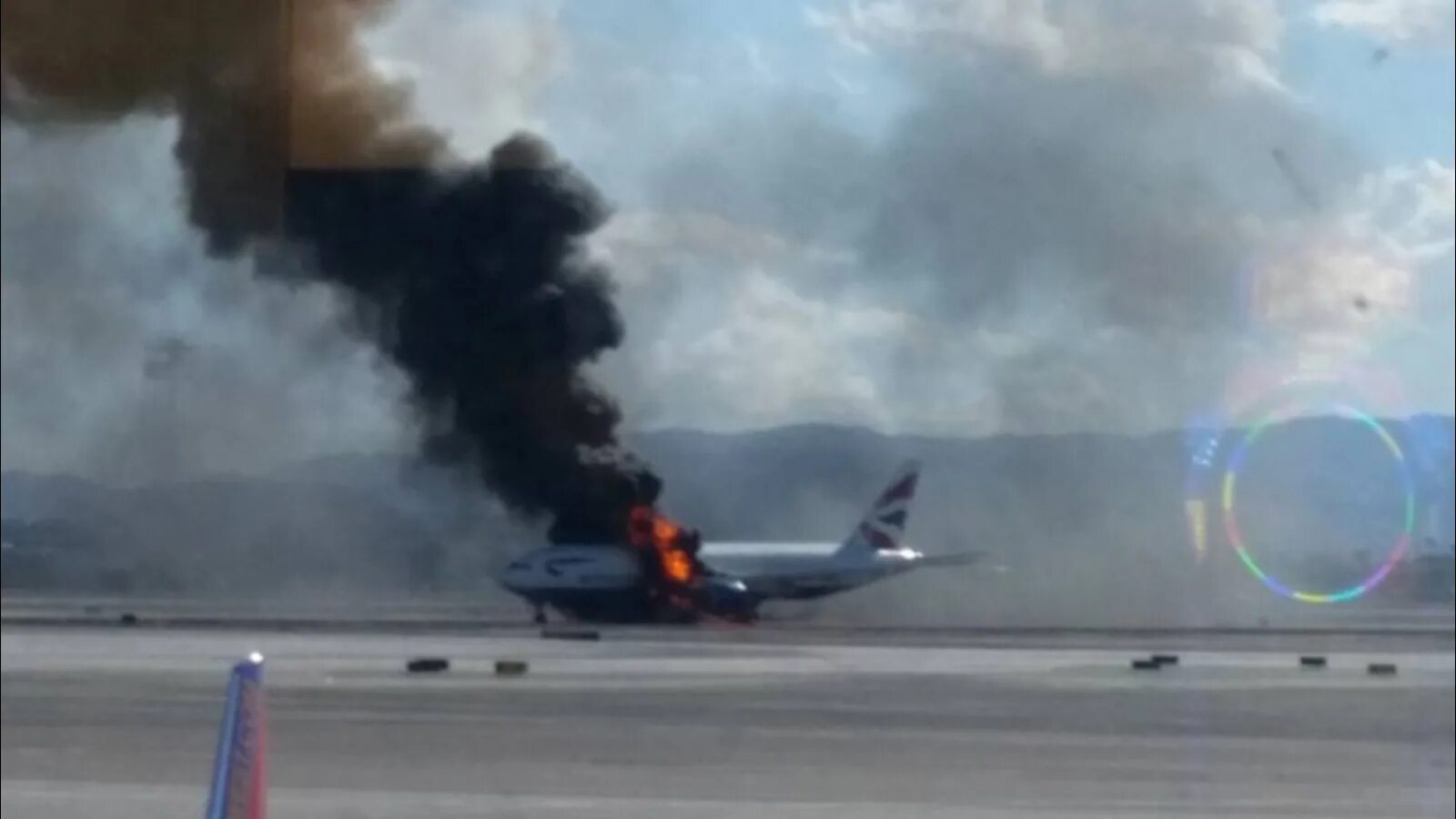 Пожар на Boeing 777 в Лас-Вегасе. Самолет с горящим двигателем. Горит самолет дым. Самолёт Пожиратель самолёт пожара.