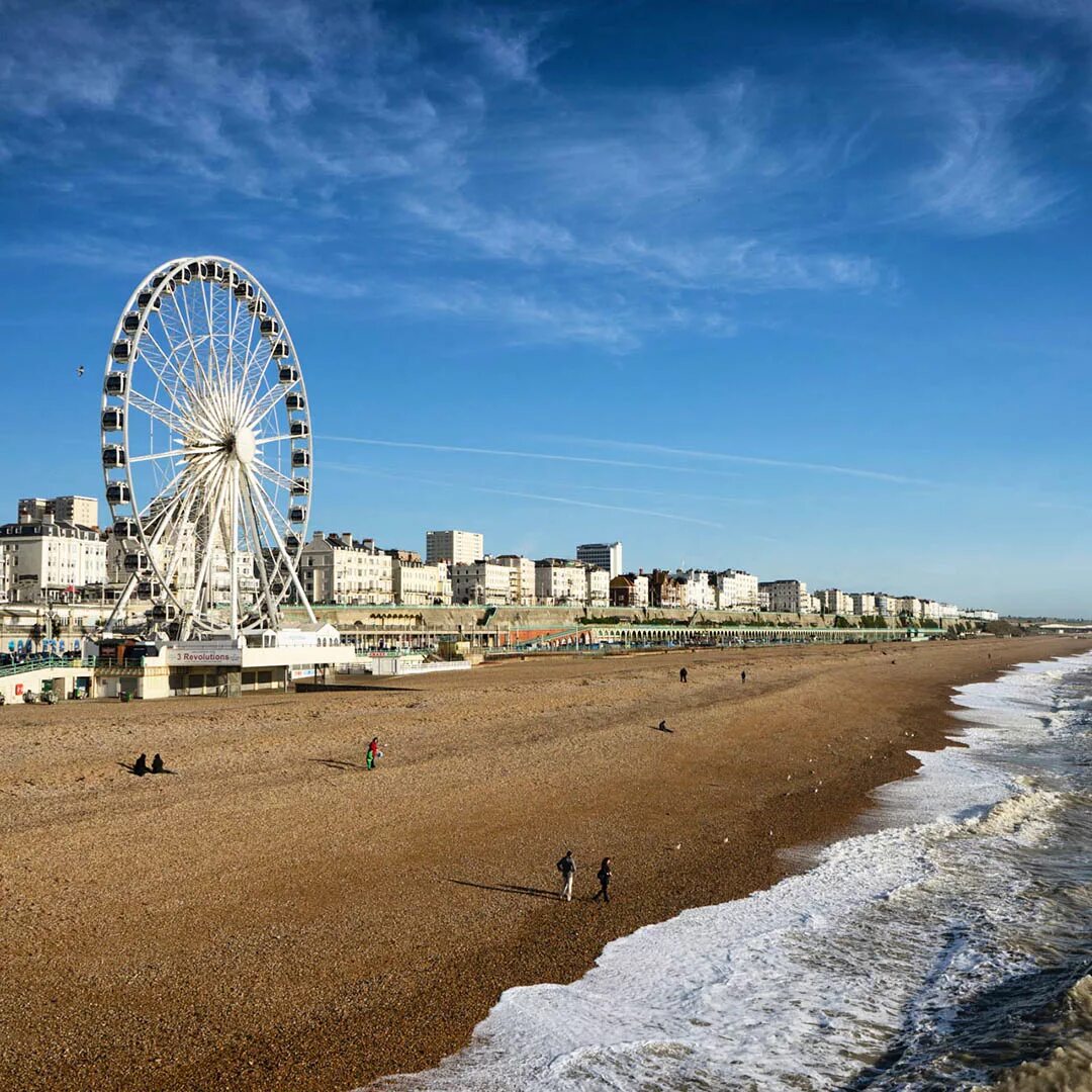 Brighton england. Курорт Брайтон Англия. Брайтон Бич Лондон. Брайтон Англия пляж. Брайтон Курортный город.