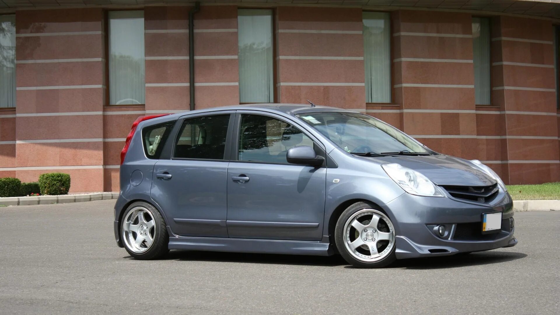 Nissan note e11. Nissan Note e11 Impul. Nissan Note e11 r18. Nissan Note e11 stance. Nissan Note r17 8j.