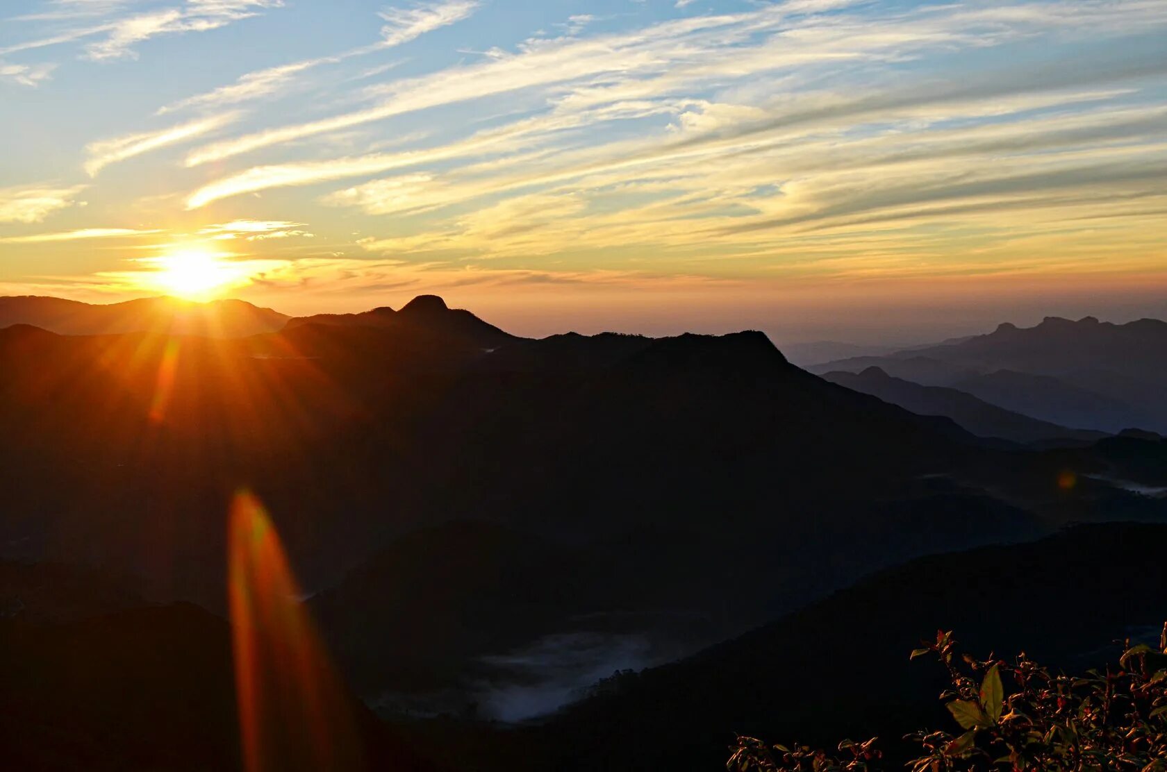 Малый адамов пик шри ланка. Пик Адама Шри-Ланка. Гора пик Адама. Адамов пик (Adam's Peak). Адамов пик Шри Ланка рассвет.