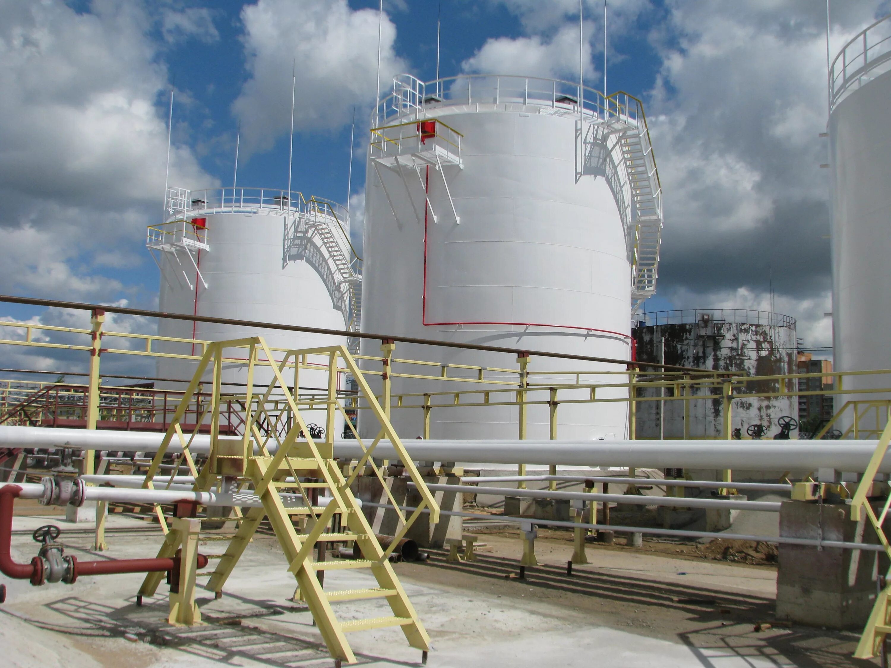 Объекты хранения нефти и нефтепродуктов. Хранилища нефти и нефтепродуктов. Резервуарный парк газа. Объекты хранения нефти и нефтепродуктов. Резервуарный парк нефтебазы югторсан.