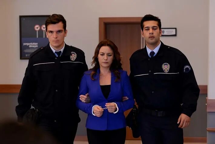 Керем арсланоглу. Ожидании солнца турецкий 19. Ямур в ожидании солнца. Керем бурсин в фильме в ожидании солнца. Тюлин в ожидании солнца.