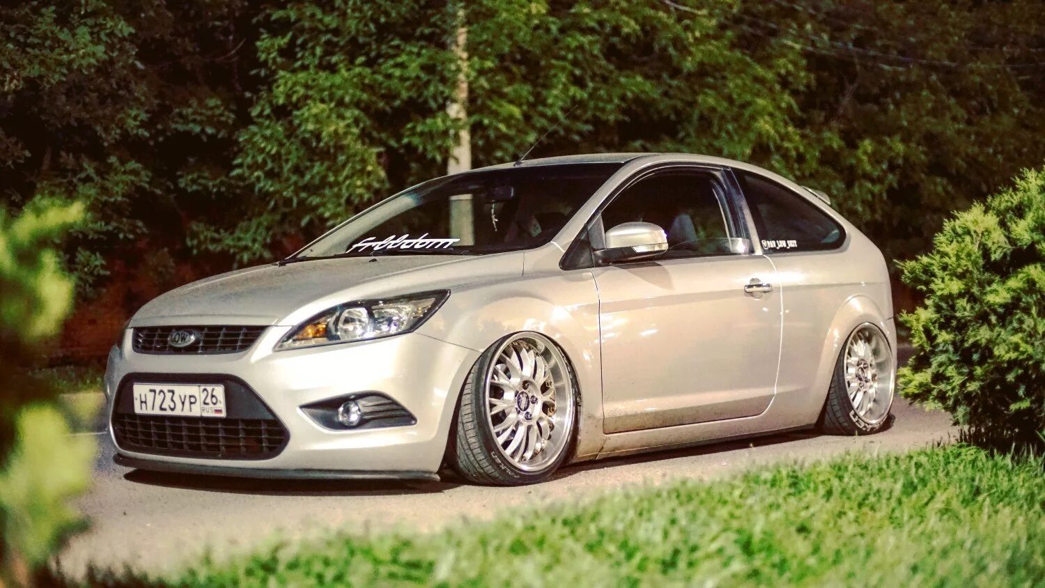 Cs2 focus. Ford Focus 2 стенс. Форд фокус 2 седан стенс. Ford Focus 2 stance. Ford Focus 2 хэтчбек stance.