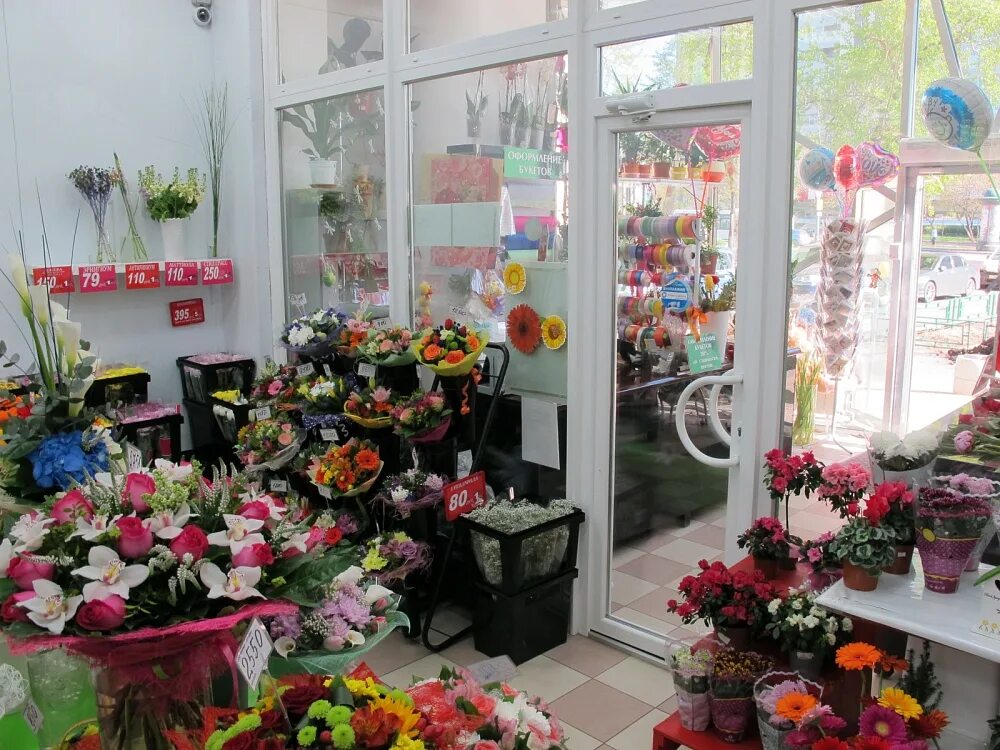 Цветочный магазин рядом. Цветочный павильон. Оптово розничный центр цветы. Цветочный магазин внутри. Букет цветов на прилавке.