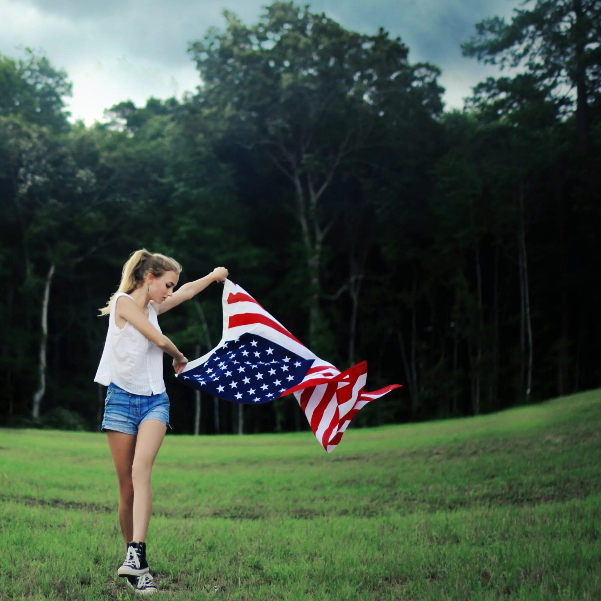 Usa герл. Американские женщины. Девушка с флагом. Красивые американские девушки. Девушка с американским флагом.