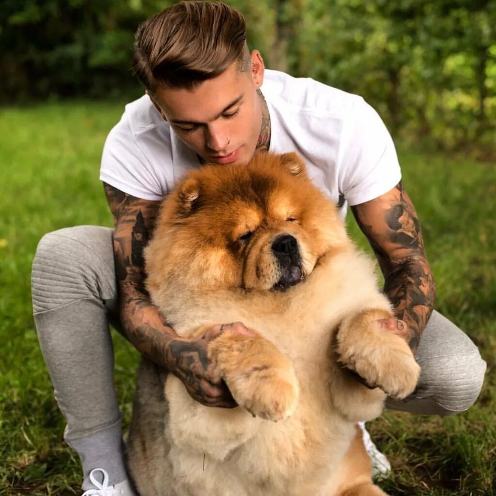 Парень в сопках. Парня есть собака. Мужчина с собачкой. Мужчины и животные. Джон фишер зоопсихолог.