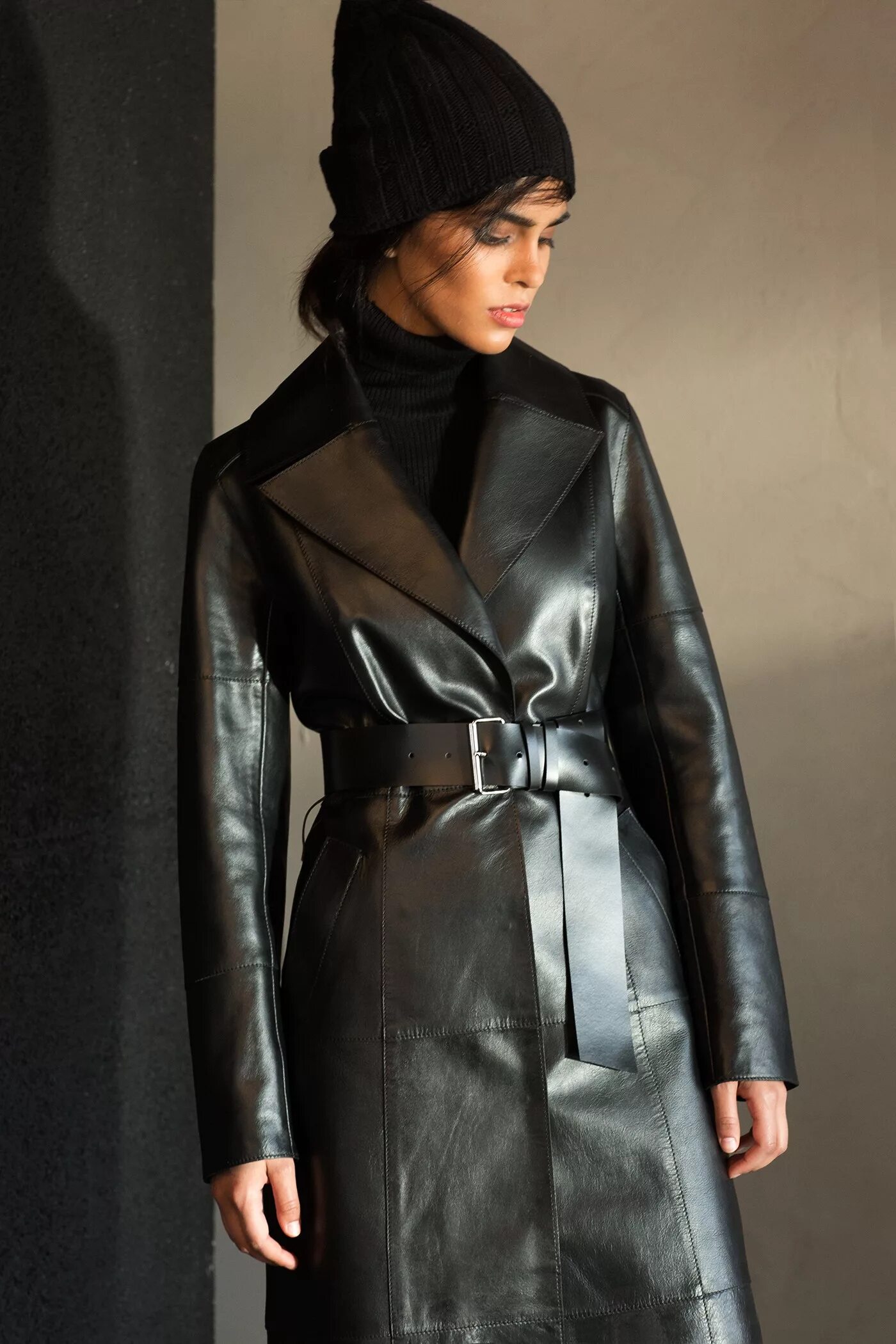 Черное кожаное пальто. Кожаный тренч алеф. Кожаный плащ boutique kale. Черный кожаный тренч женский. Черное кожаное пальто.