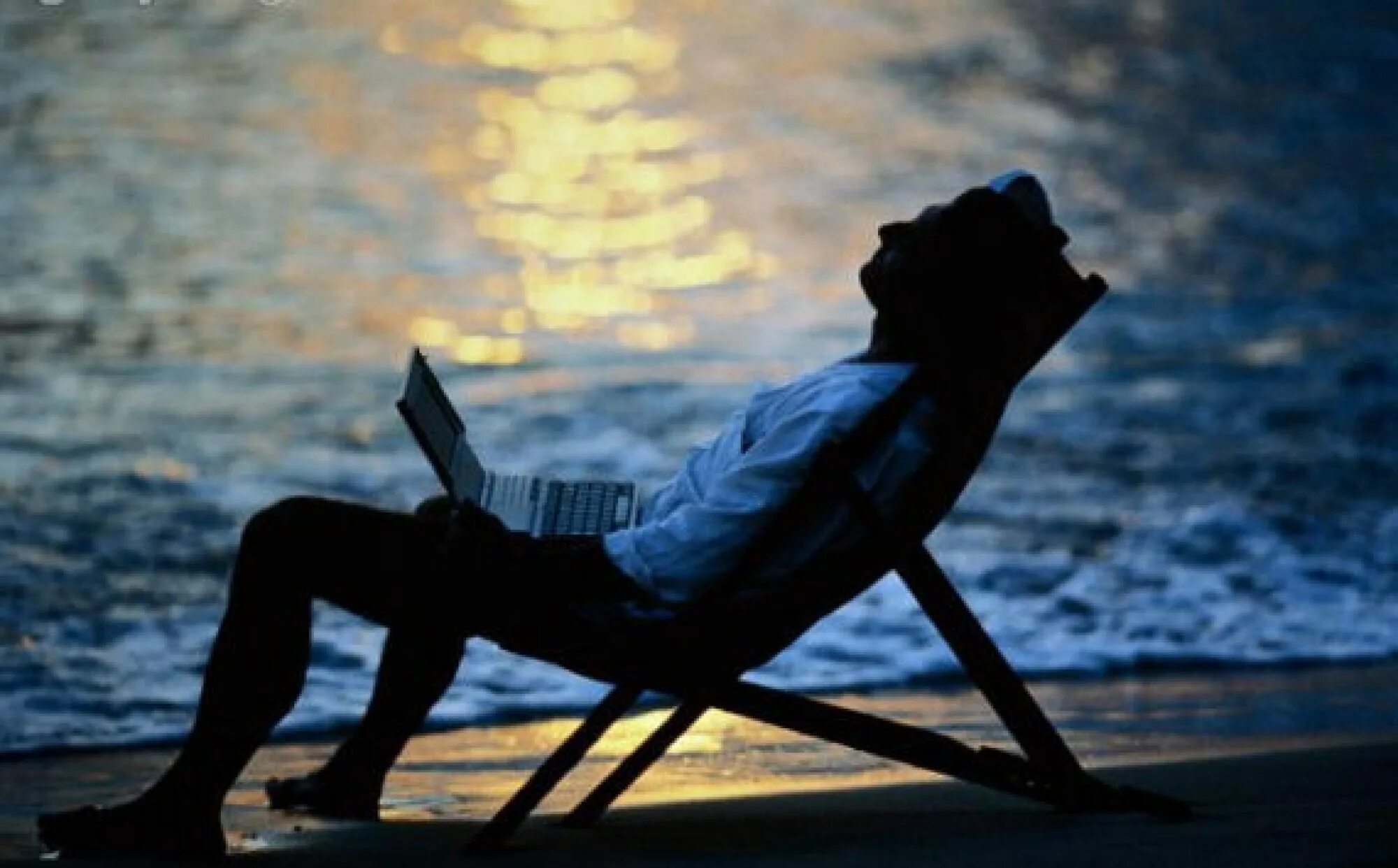Вечер уставшего мужчины. Одинокий парень. Человек сидит на берегу. Мужчина сидит на берегу моря. Одинокий парень сидит.