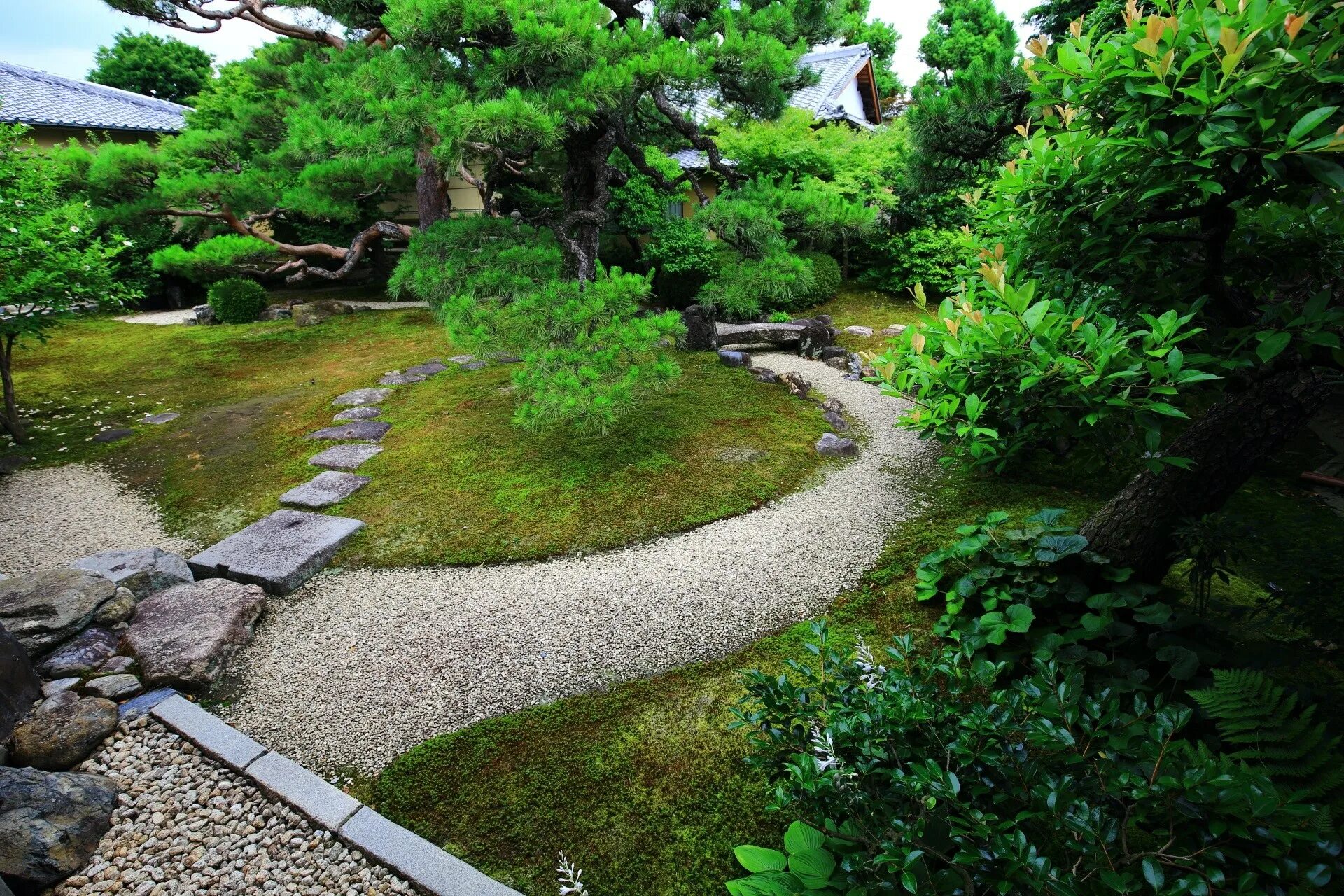 Извилистые дорожки плавные линии которых манят. Ландшафтный пейзажный сад Японии. Сад камней Япония тропинки. Тропинки и дорожки в саду в Японии. Каменные тропинки в парке Японии.