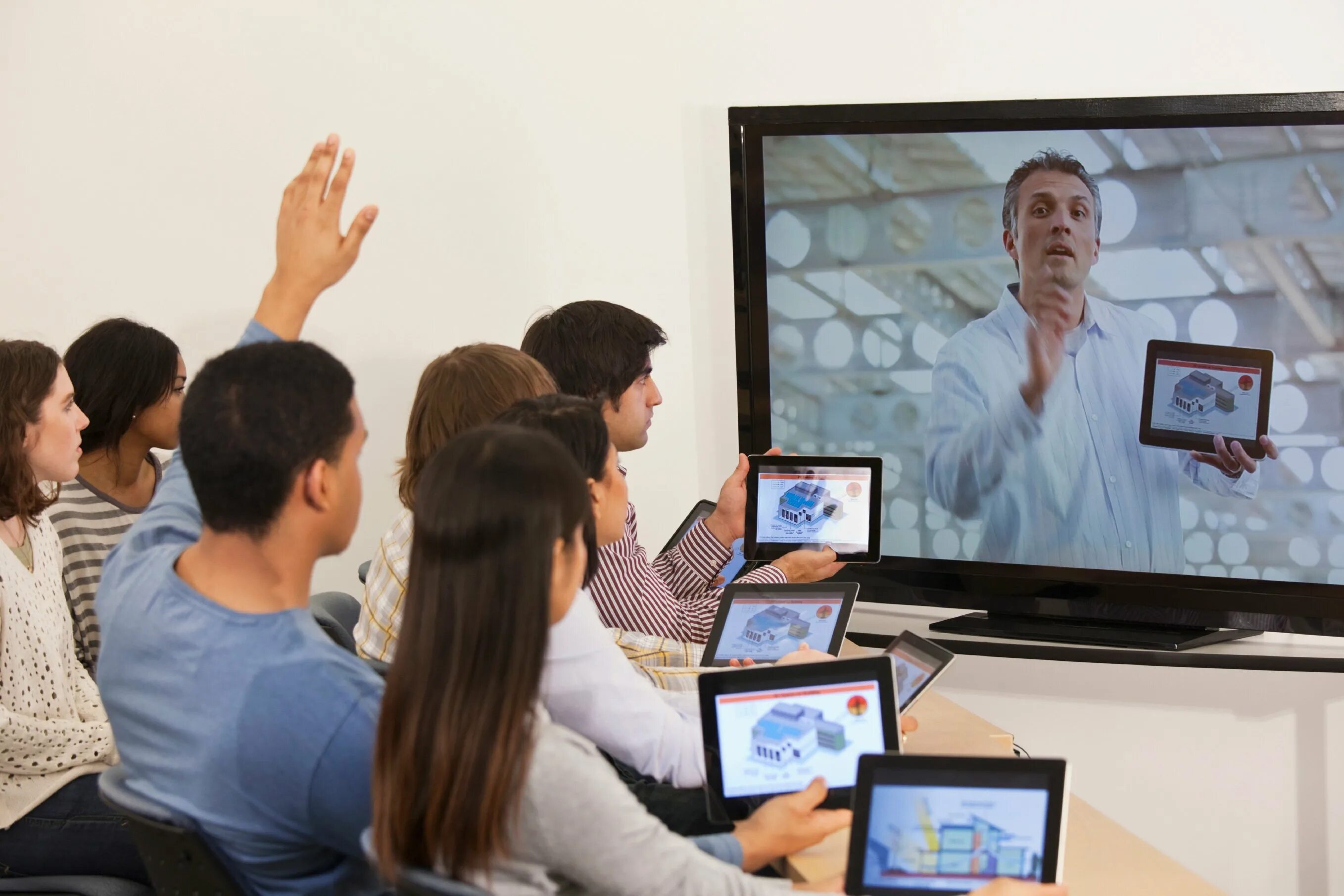 Мультимедиа в образовании. Компьютер курсы. Interactive whiteboard advantages. Учитель у интерактивной доски. Студенческий семинар.