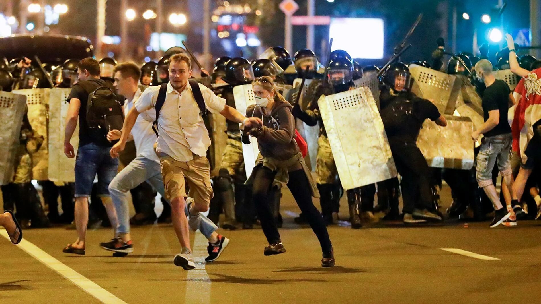 Митинг беспорядки. Протесты в Белоруссии 2020. Протесты в Беларуси 2020 9 августа. Массовые протесты в Беларуси 2020.