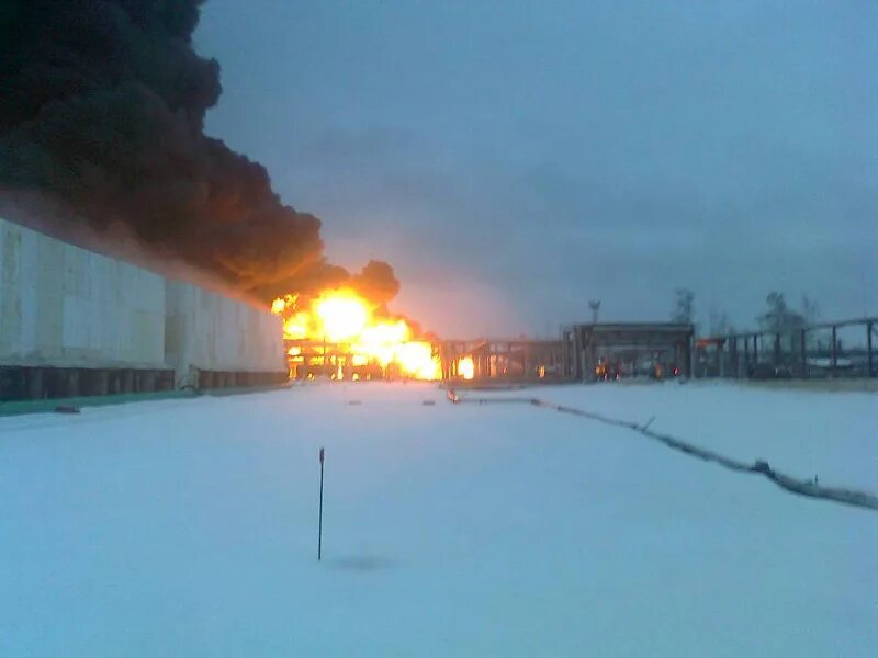 Взрыв на рязанском нефтезаводе. Пожар на Рязанском нефтезаводе. Пожар на РНПК Рязань. Рязанский нефти завод. Пожар в Рязани сейчас на нефтезаводе.