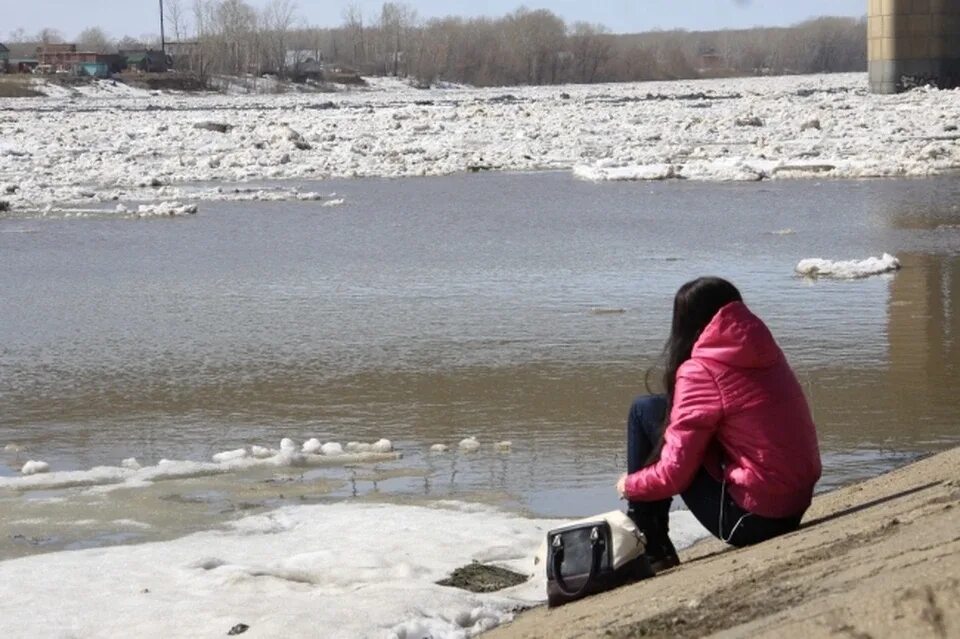 Где вскрылась река. Закраины на реках это. Женщины в весеннем половодье. Лед на реке Оми. Разрушение ледяного Покрова на реках.