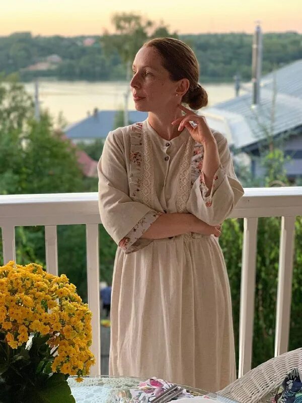 Каждый день учись чему то новому. Ковалец учусь каждый день. Девушка читает. Студент с книгами. Учусь каждый день.