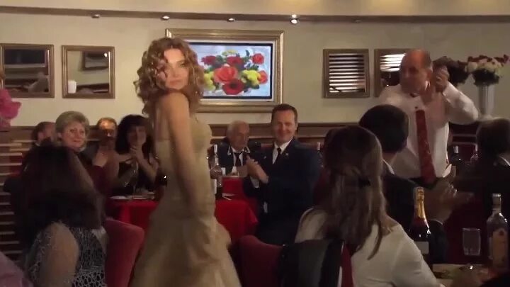 В клипе танцует девушка в ресторане. Клип я брошу мир твоим