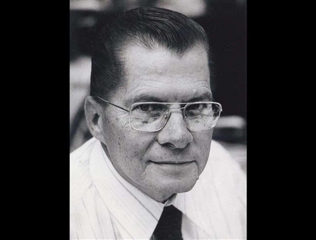 Первый пульт от телевизора. 055-01 пульт. Первый пульт. Изобрел пульт управления. Изобрел пульт управления.