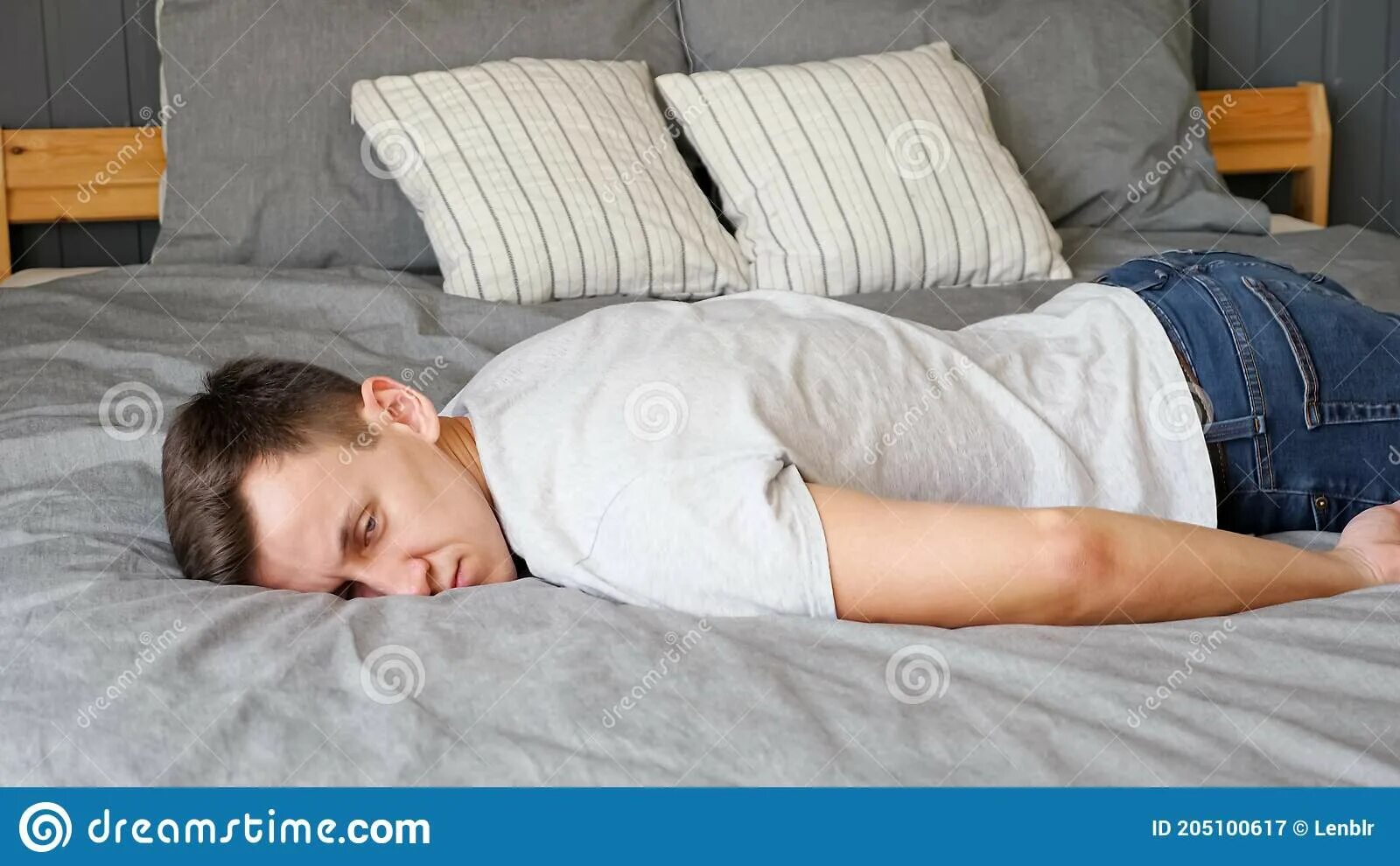 Просто лежит на кровати. Уставший человек на кровати. Падает на кровать. Уставший парень.