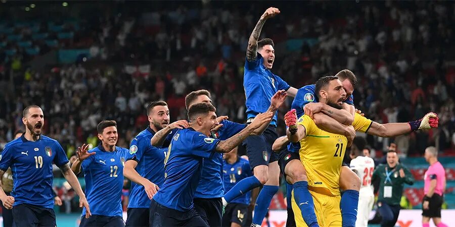 Италия чемпионы сколько раз. Англия Италия финал евро 2020. Евро 2020 финал Италия с Кубком. Италия чемпион 2020. Италия футбол сборная.