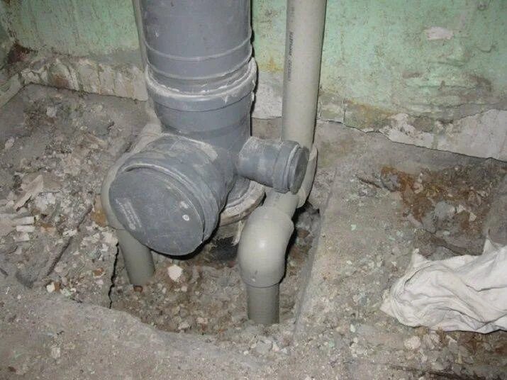 Соединение унитаза с канализационной трубой гофрой. Течет фановая труба. Тройник фановый 110. Фановая канализационная труба. Течет фановая труба.