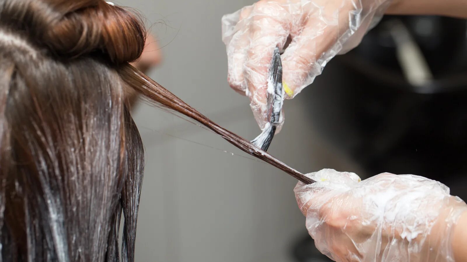 Волосы нужно красить на чистые или грязные. Окрашивание процесс. Крашу волосы в салоне красоты. Пенным красителем волосы в салоне. Перекраска волос салон.