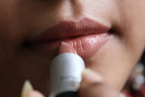 Mac touch. Mac помада touch lustre. mac lipstick lustre свотч touch. mac 525 touch. mac lustre lipstick 525 touch.