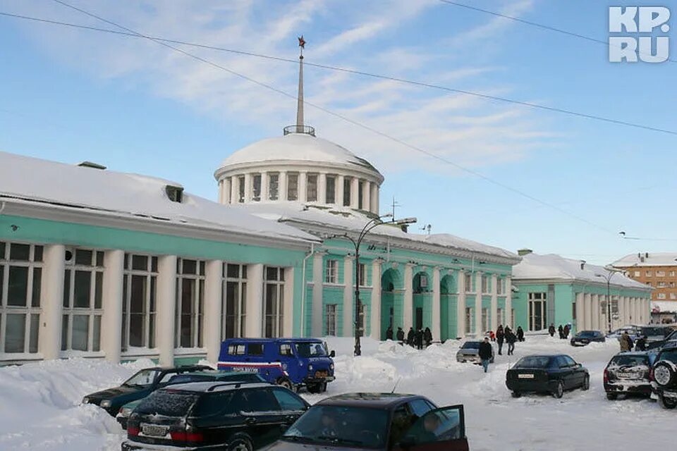 Работа вокзал мурманск. ЖД вокзал Мурманск зал ожидания. Зимний вокзал. В Мурманске. Мурманск ЖД вокзал зимой. Вокзал Мурманск тепло.