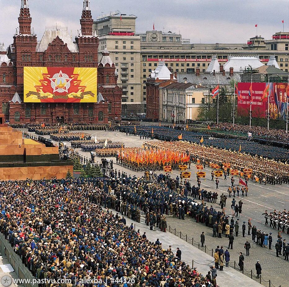 Парад 1985 года в москве. Парад 9 мая 1985 года на красной площади. Парад победы 1965 года на красной площади в москве. Парад победы 1985 года на красной площади в москве. Парад победы 1995 года на красной площади.