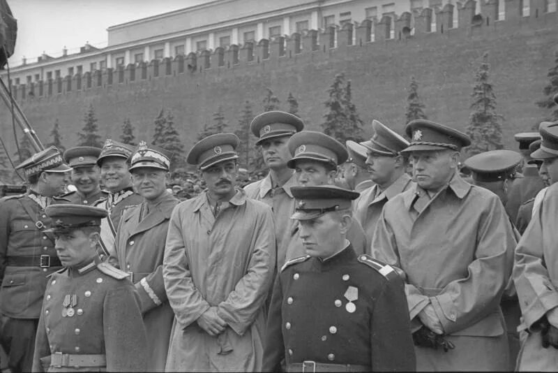 24 июня сталин. Приказ 9 мая 1945 года сталина. 1945. Сталин на трибуне мавзолея на параде победы. 24 июня сталин.