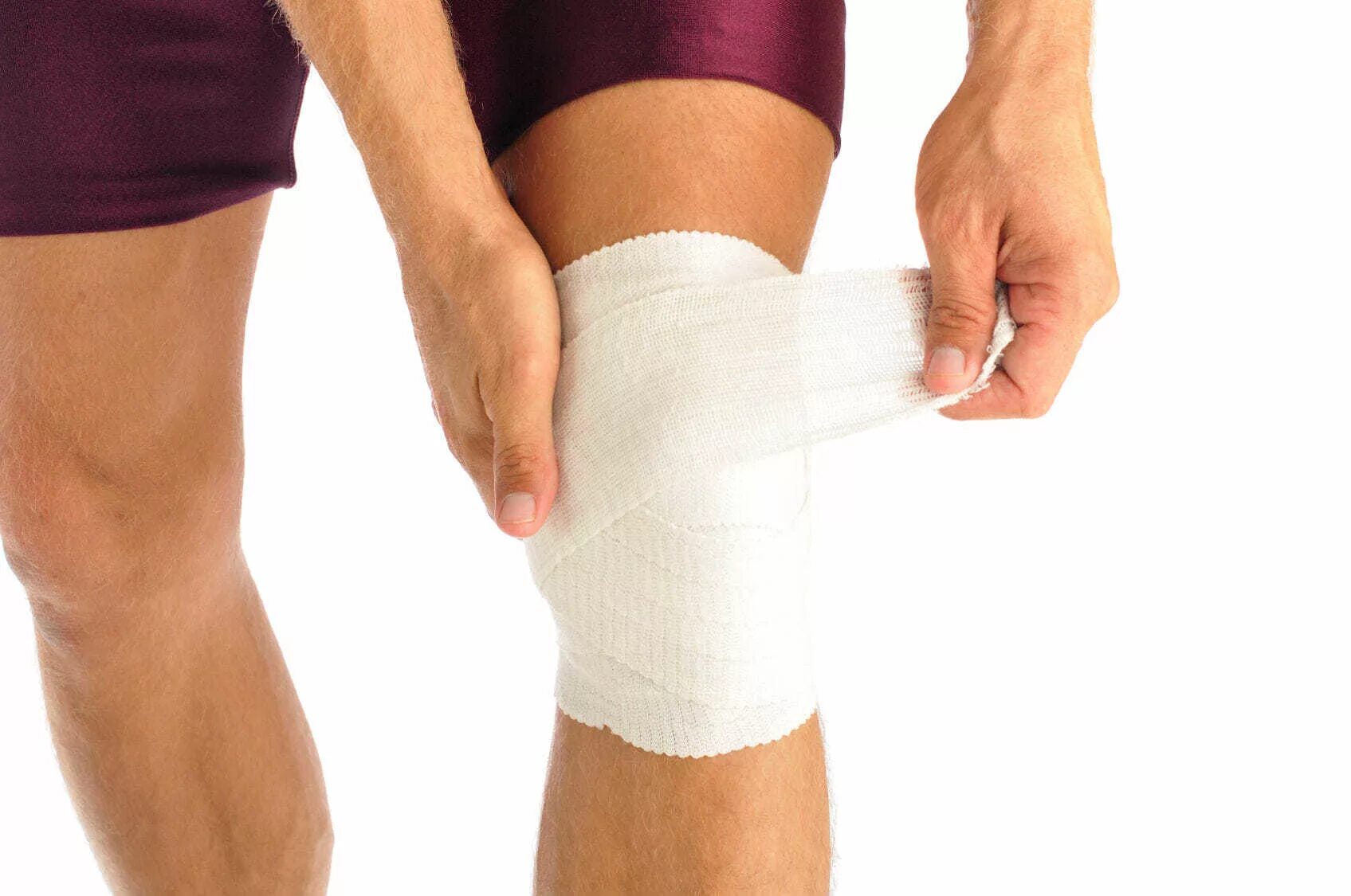 Бинты после эндопротезирования. Растяжение коленного сустава и связки повязка. Эластичная повязка на колено. Повязка на коленный сустав при растяжении. Эластичный бинт на коленный сустав.
