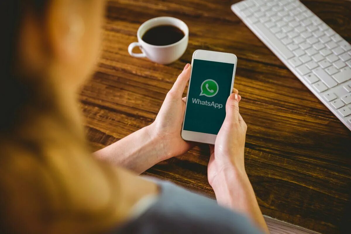 Whatsapp начать работать. Рука с телефоном whatsapp. телефон в руке. смартфон ватсап. фото на ватсап.
