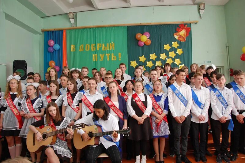 Песня на вход на выпускной. Выпускницы 9 класса. Выпускной класс. Торжественная линейка последний звонок. Последний звонок 9 класс.