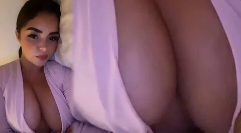 Bujna brunetka Demi Rose wpycha swoje piersi do kamery.