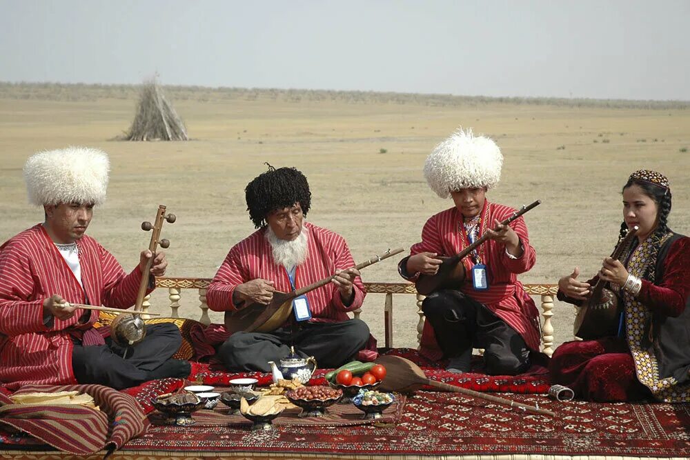 Туркменский дутар музыкальный инструмент. Бахши Туркменистана. Туркменский бахши дутар. Национальный музыкальный инструмент Туркменистана дутар.