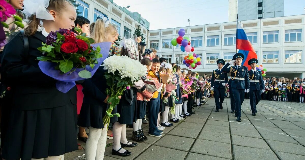 Школа 1 краснознаменск московская область. Подмосковье учебный год. Последний учебный день 11 класс. Первоклассники на линейке. Линейка в школе.
