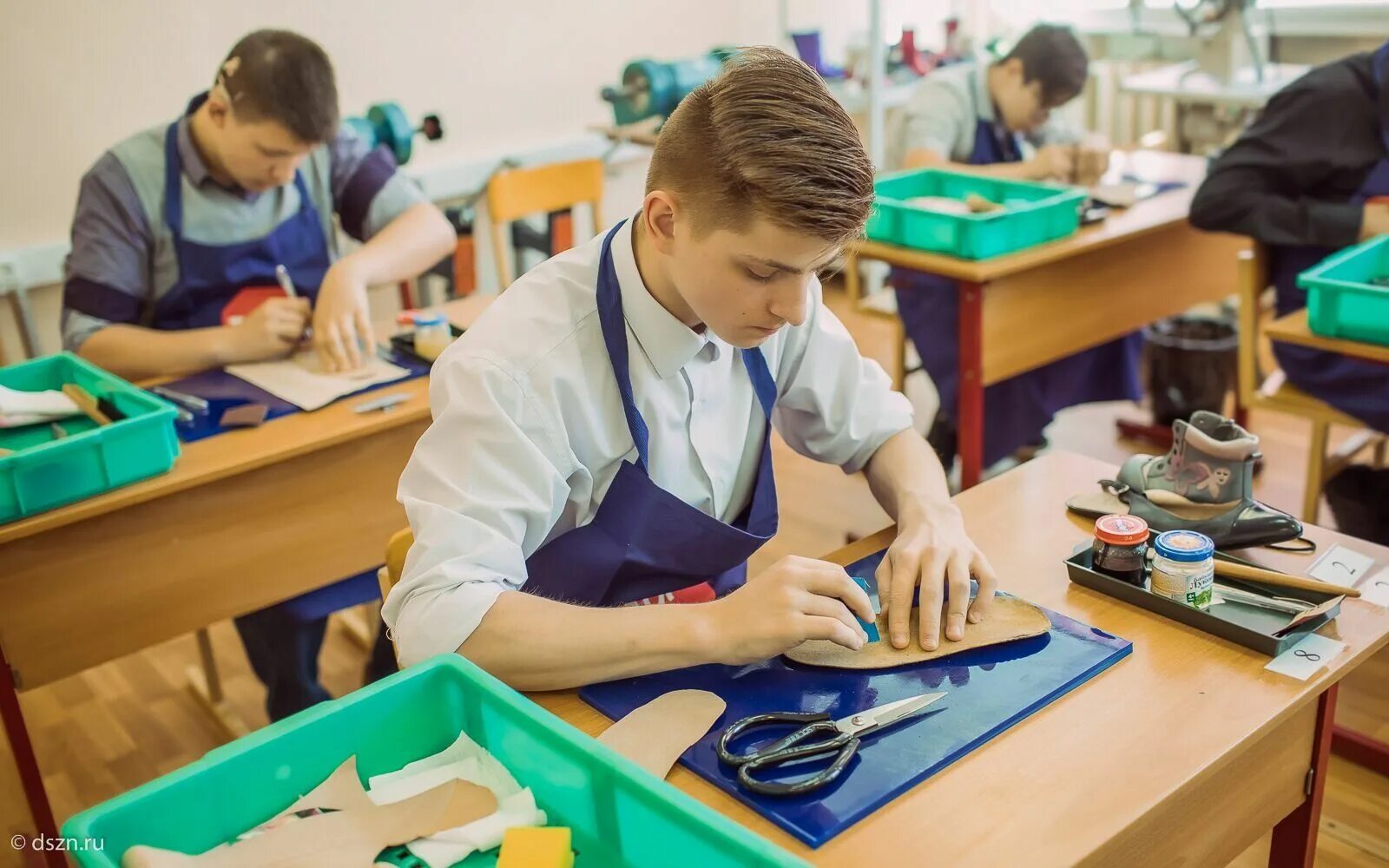 Мастерские в школе. Школьные мастерские для мальчиков. Мастерские в школе для мальчиков. Оборудование школьной мастерской. Курсы мастер школа