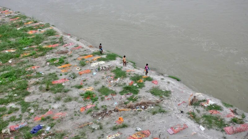 Hundreds of bodies found buried along Indian riverbanks