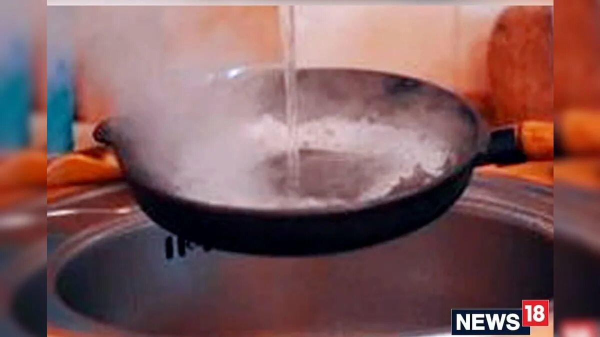 Старые чугунные сковородки. Вплотную сковорода умолять. На раскаленную сковородку. Вплотную сковорода умолять. Вплотную сковорода умолять.