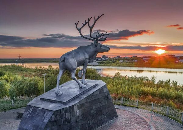 Салехард 2019. Памятник оленю Салехард. Скульптура Северный олень Салехард. Полярный круг Салехард. Памятник оленю в Североморске.