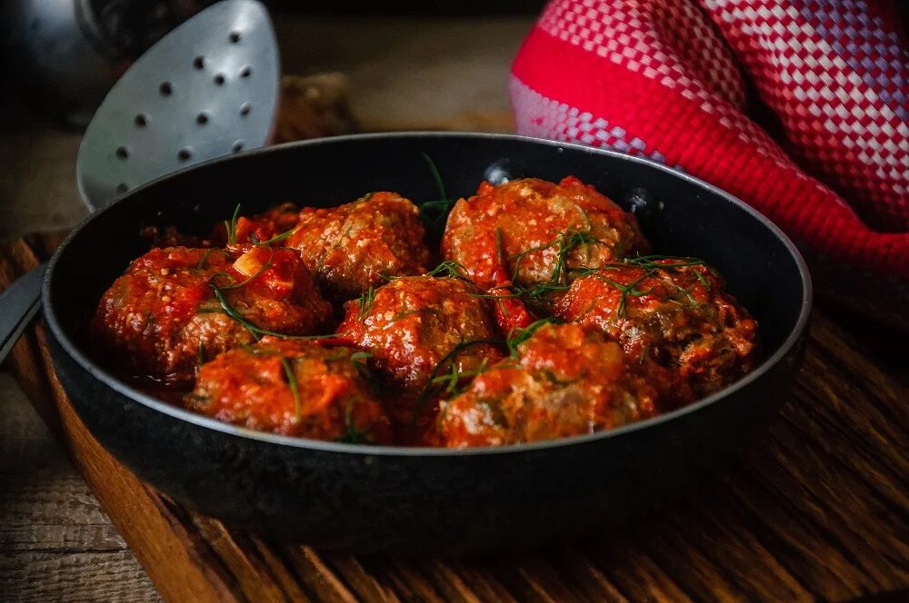 митболы. митболы. митболы из говядины. фрикадельки митболы. мясные митболы.