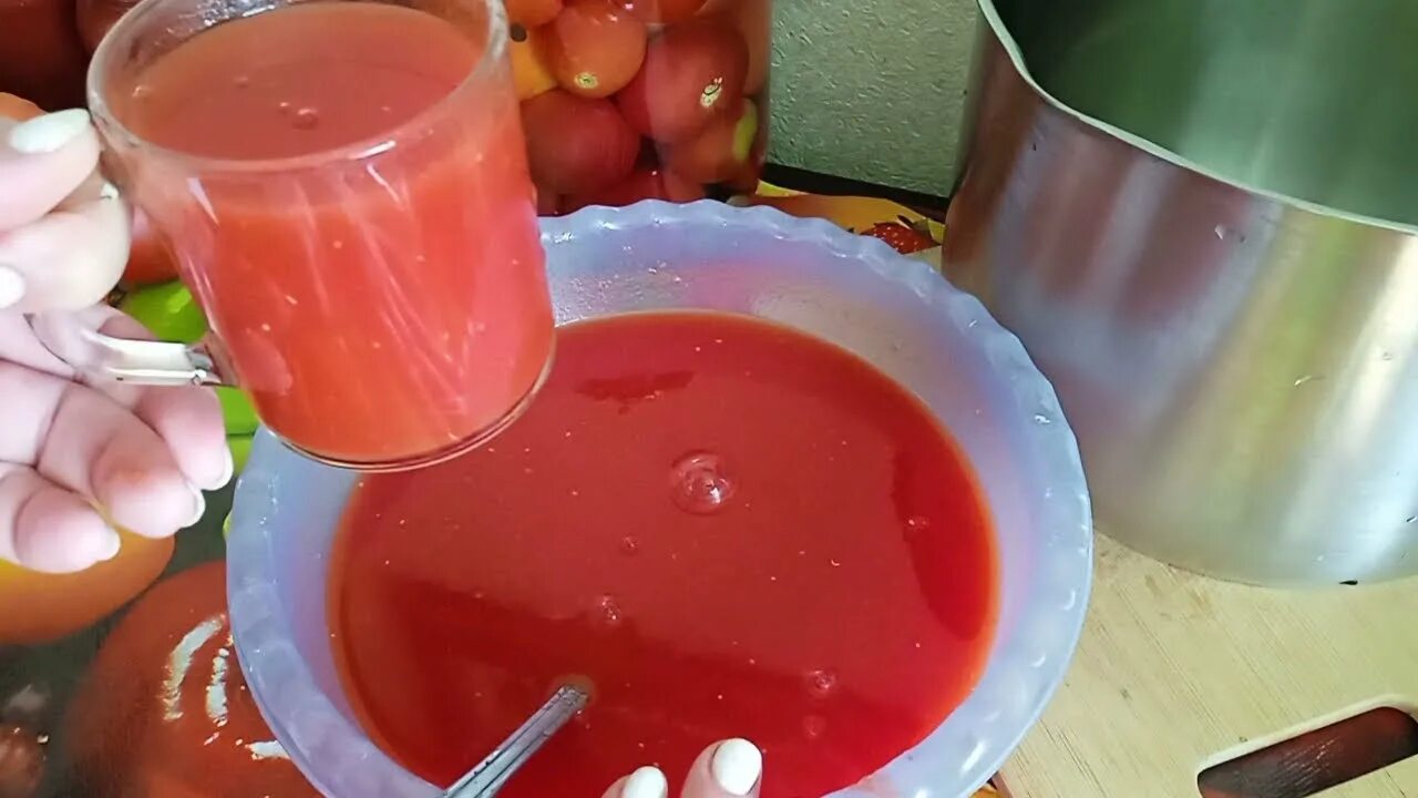 Томатный сок в домашних условиях. Томатный сок на зиму. Из томатного сока из глаз льют. Томатный сок из соковыжималки. Томатный сок.