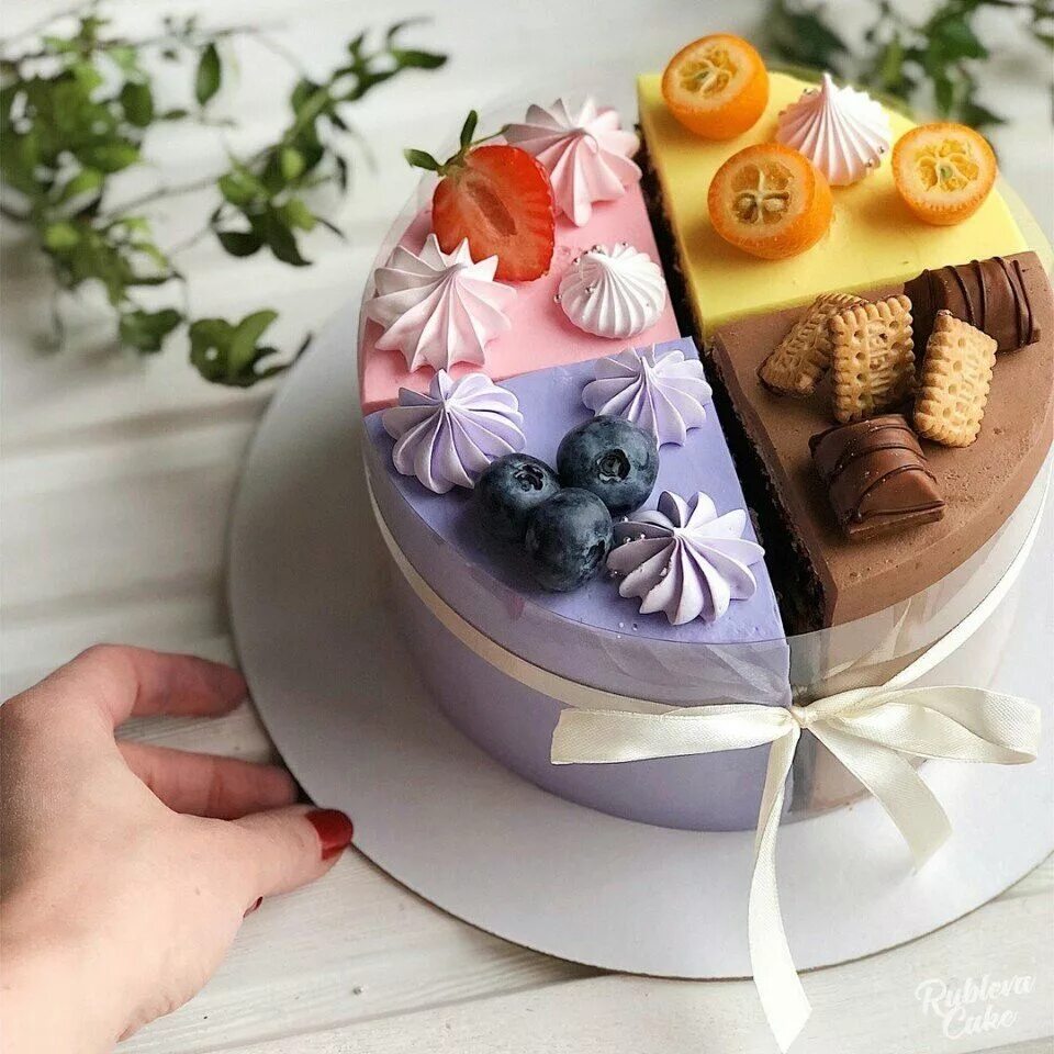 Торт из двух половинок. Торт разрезанный на кусочки. Тортик с разными кусками. Дизайнерские торты. Украшение муссовых тортов.