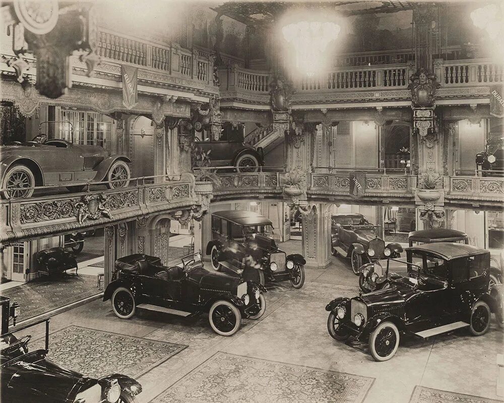 Первый автомобиль автосалон. Нью Йорк 1918. Машины начала 20 века. Машины начало 20 века. Нью-Йорк в начале 20 века.